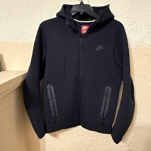 Black Nike tech fleece